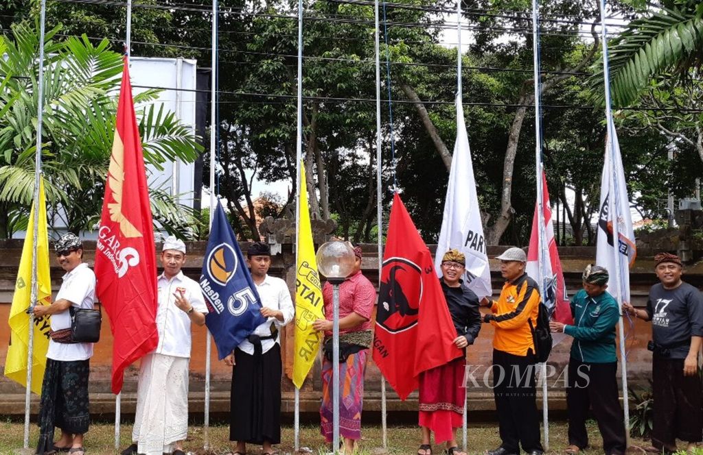 Prosesi peresmian pemasangan alat peraga kampanye peserta Pemilu 2019 di kompleks KPU Provinsi Bali, Denpasar, Jumat (23/11/2018), ditandai dengan penaikan bendera KPU dan bendera partai politik peserta Pemilu 2019. KPU memfasilitasi alat peraga kampanye peserta Pemilu 2019. 