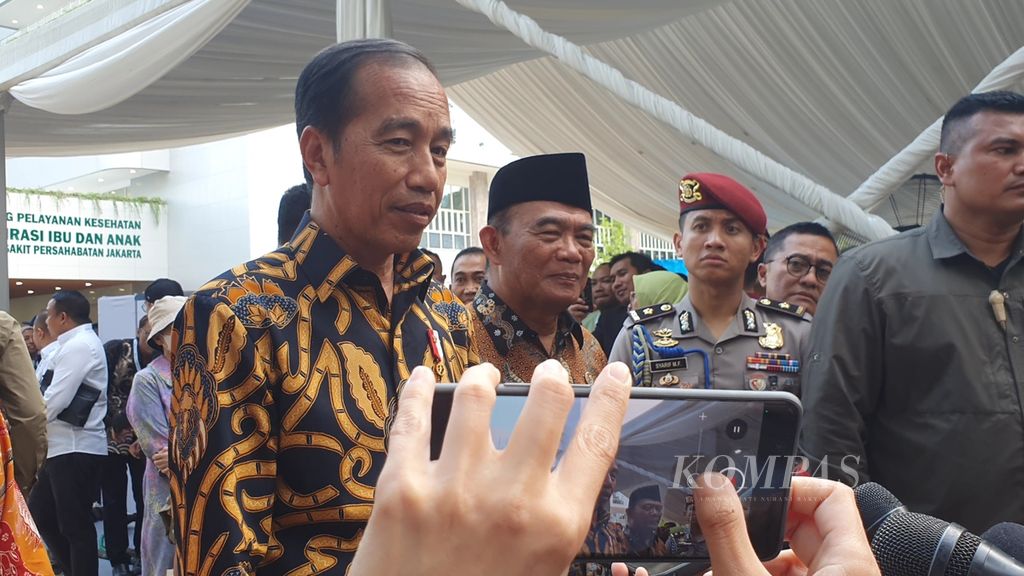 Presiden Joko Widodo memberikan keterangan kepada wartawan seusai meresmikan gedung Pelayanan Ibu dan Anak RS Persahabatan, Jakarta Timur, Jumat (30/8/2024).