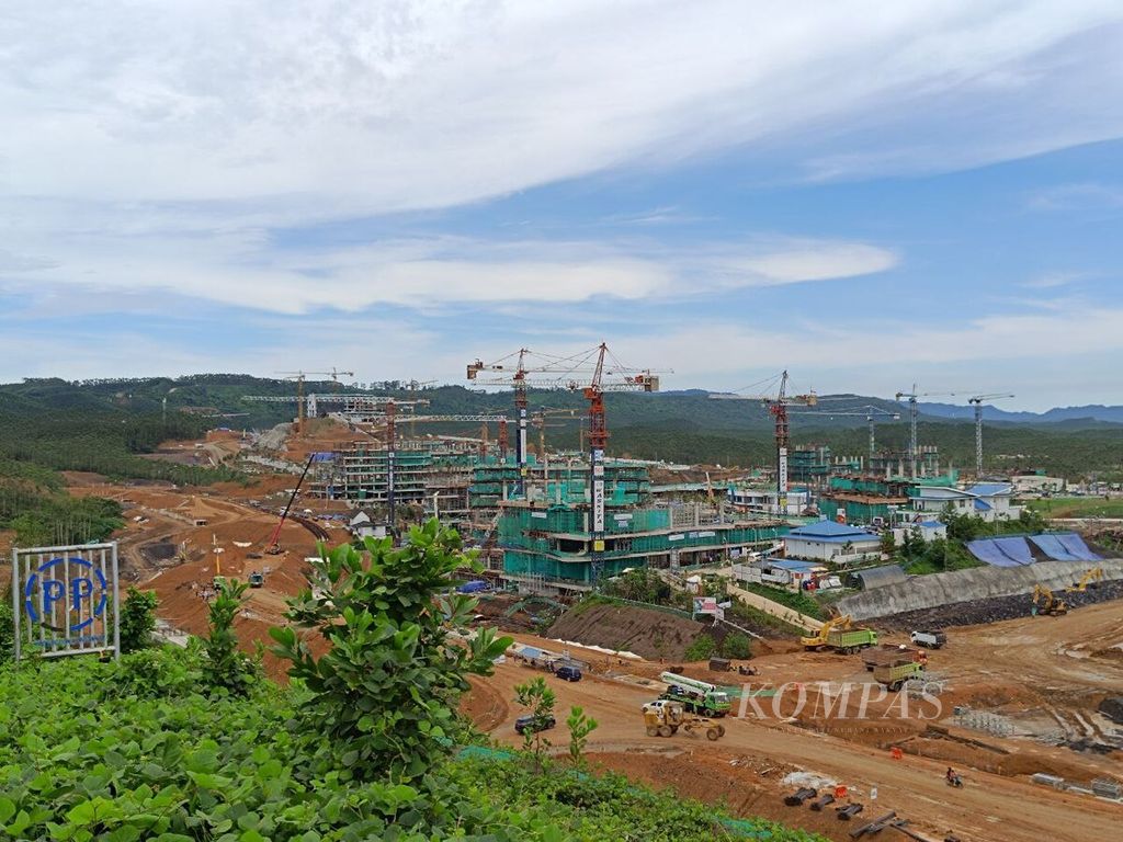 Aktivitas pembangunan istana kepresidenan dan kantor pemerintahan di Ibu Kota Nusantara, Penajam Paser Utara, Kalimantan Timur, Kamis (7/12/2023).