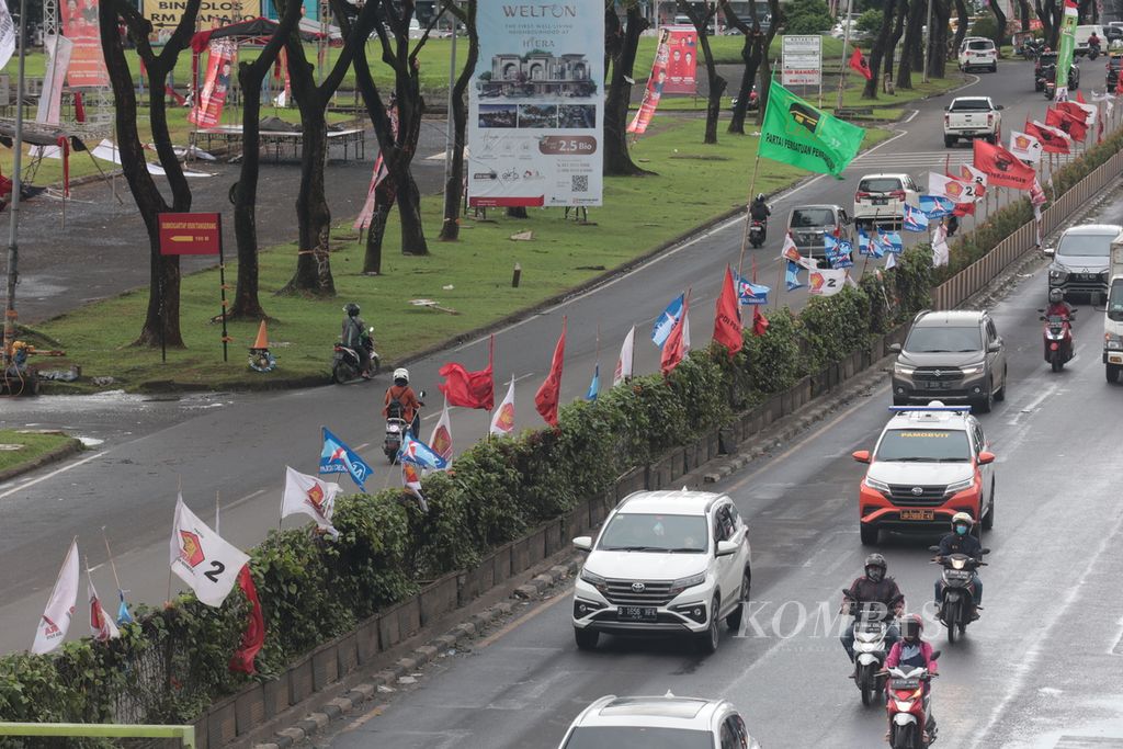 Bendera partai politik peserta pemilu terpasang di sepanjang Jalan Raya Serpong, Tangerang Selatan, Banten, Selasa, (28/3/2023). 