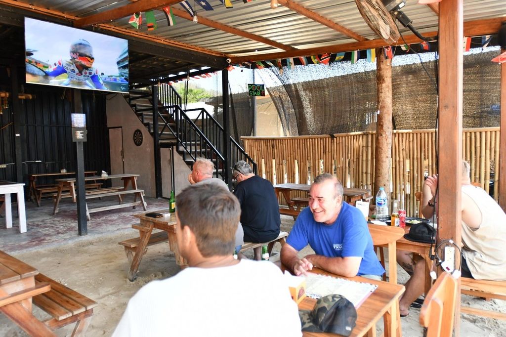 Wisatawan asing mengunjungi restoran Circuit Sport Bar, Grill &amp; Resto di Jalan Pariwisata Mandalika, Kuta Mandalika, Kuta, Lombok Tengah, Nusa Tenggara Barat, Jumat (27/9/2024).