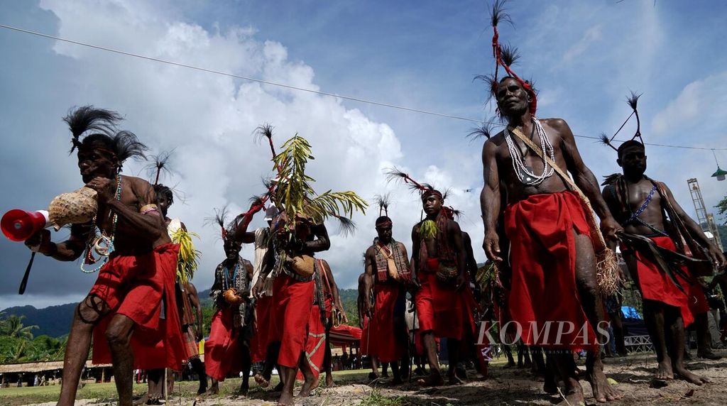 Masyarakat adat suku Moi menari bersama saat pembukaan Festival Egek di Kampung Malaumkarta, Distrik Makbon, Kabupaten Sorong, Papua Barat Daya, Senin (5/6/2023).