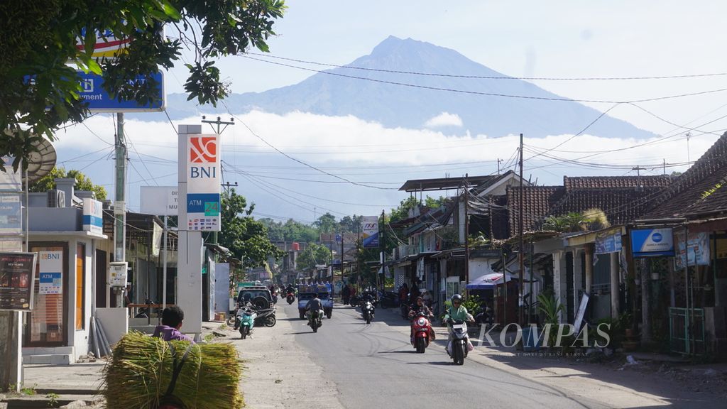 The landscape of Mount Rinjani is visible in Kotaraja Village, Sikur District, East Lombok Regency, West Nusa Tenggara, Tuesday (7/5/2024).