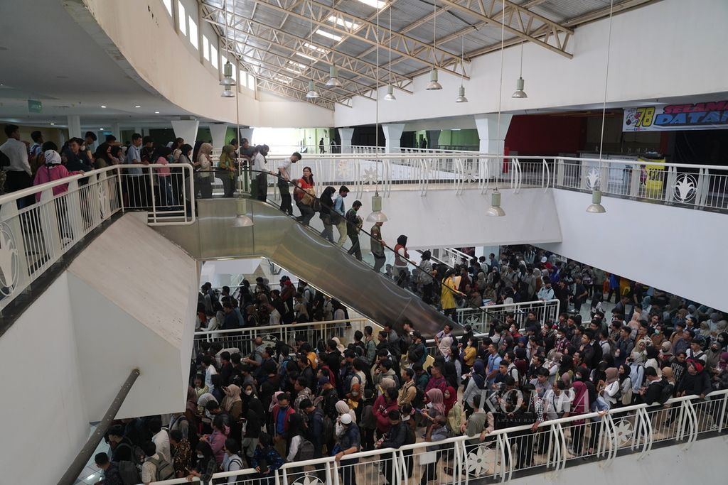 Pencari kerja antre memasuki pameran bursa lowongan kerja di Grand Mall Bekasi, Kota Bekasi, Jawa Barat, Senin (4/3/2024). Sebanyak 8.000-an pelamar berebut lowongan pekerjaan yang disediakan oleh 35 perusahaan nasional.