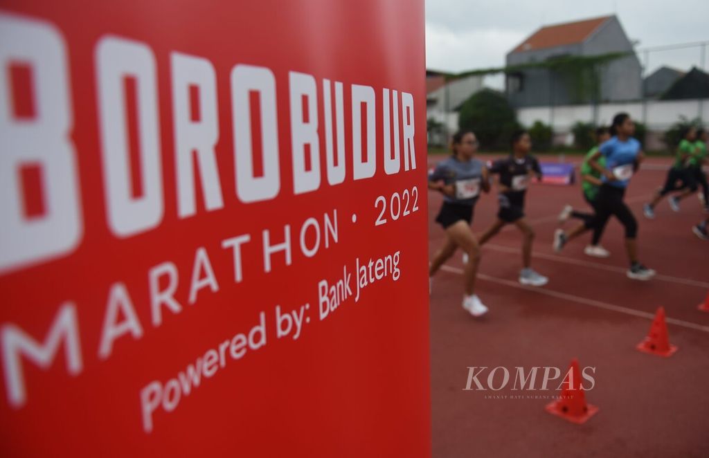 Pelari mengikuti <i>bleep test</i> pada The Tour Borobudur Marathon di Lapangan Thor, Kota Surabaya, Jawa Timur, Minggu (14/8/2022). The Tour Borobudur Marathon berlangsung di tiga kota, yaitu Purwokerto, Surabaya, dan Surakarta. Acara itu merupakan rangkaian dari Borobudur Marathon.
