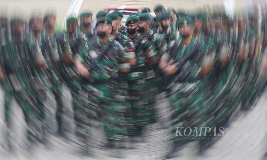 Prajurit TNI Angkatan Darat saat mengikuti apel gelar pasukan di Monumen Nasional, Jakarta, Selasa (25/1/2022).  