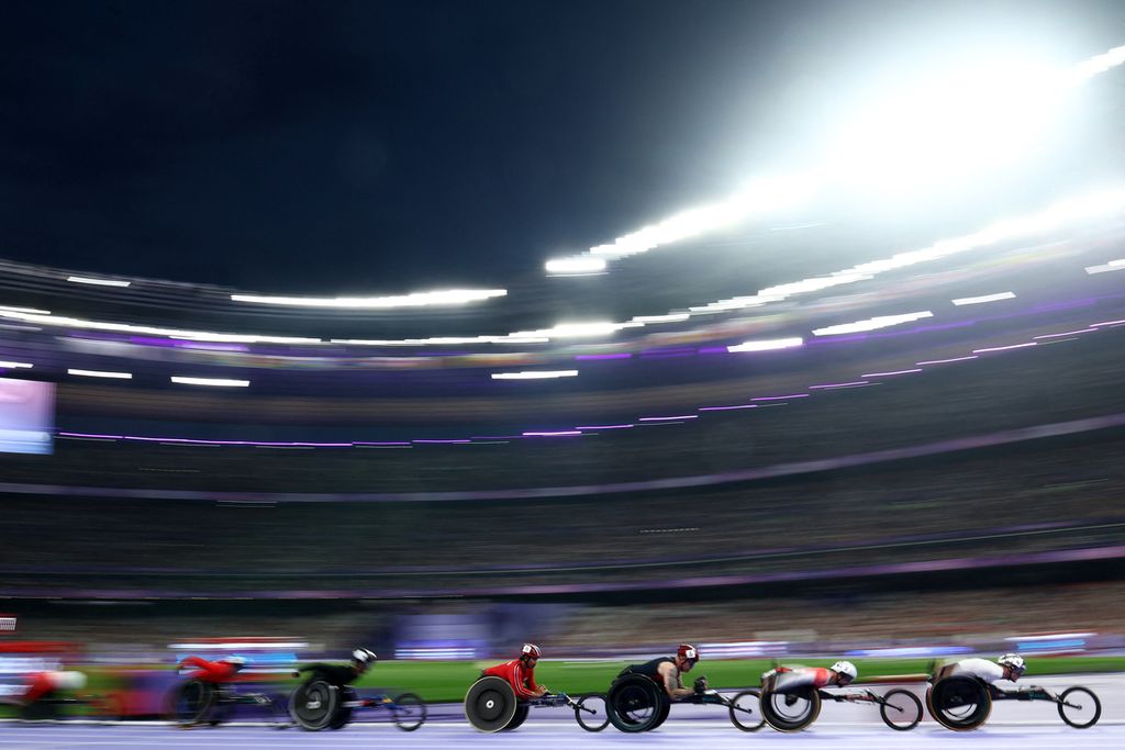 Atlet para berkompetisi pada final 500m-T54 Putra di Paralimpiade Paris 2024 di Stade de France, Saint-Denis, Paris, Perancis, Sabtu (31/8/2024). Stadion itu akan dipakai untuk seremoni penutupan Paralimpiade Paris 2024 pada Minggu (8/9/2024) waktu setempat.