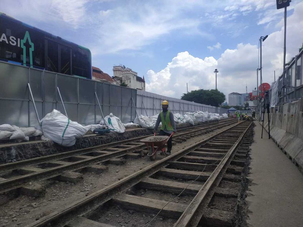 Petugas proyek memindahkan batu di lokasi proyek MRT fase 2A rute Glodok-Kota Tua, di Jalan Gajah Mada, Jakarta Pusat, Rabu (16/11/2022).