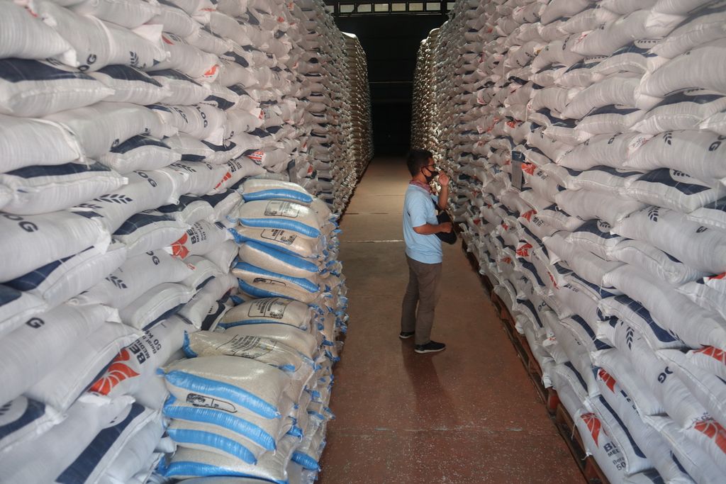 Beras menumpuk di Kompleks Gudang Bulog Larangan, Kota Cirebon, Jawa Barat, Selasa (21/7/2020). Saat ini, stok beras Bulog Cirebon yang tersebar di 10 kompleks pergudangan sekitar 90.000 ton. Stok itu bisa bertahan hingga 18 bulan.