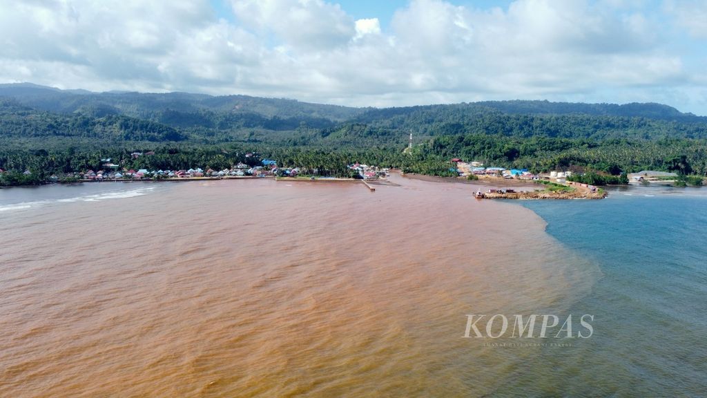 Kondisi laut di pesisir Desa Sukarela Jaya di Wawonii Tenggara, Konawe Kepulauan, yang tercemar lumpur, Kamis (1/6/2023). Kondisi ini terjadi diduga kuat akibat aktivitas pertambangan nikel. 