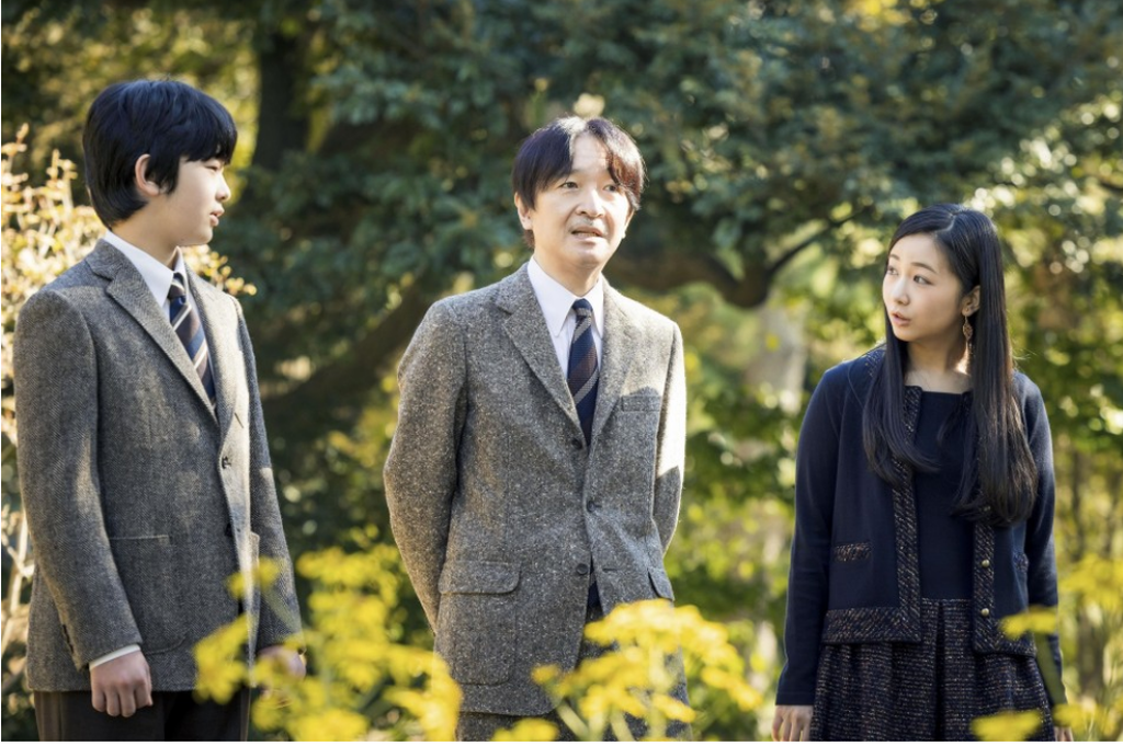 Dalam foto pada 12 November Juli 2021 ini terlihat Pangeran Hisahito (kiri) bersama keluarganya di kediaman resmi mereka, Keraton Akasaka di Tokyo, Jepang. 