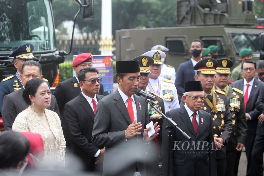Presiden Joko Widodo didampingi Wakil Presiden Ma'ruf Amin memberikan keterangan kepada wartawan seusai upacara Peringatan HUT Ke-77 TNI di depan Istana Merdeka, Jakarta, Rabu (5/10/2022). 