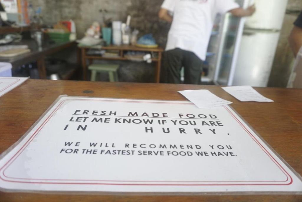 Tulisan pemberitahuan tentang konseo penyajian hidangan yang tidak bisa terburu-buru di Gemati Soup and Brew, Desa Mertoyudan, Kecamatan 