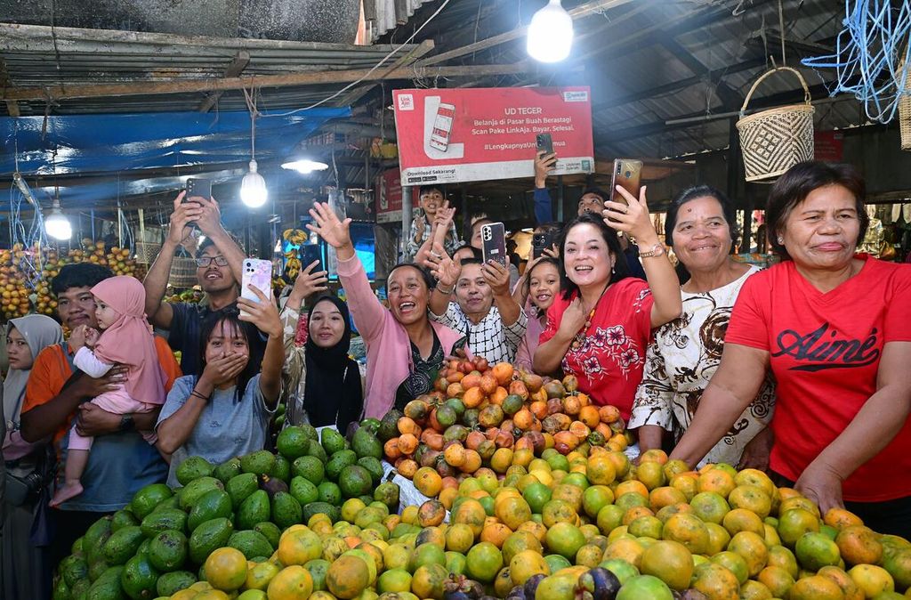 Pedagang dan pengunjung Pasar Buah Berastagi menyapa Presiden Joko Widodo yang berkunjung, Sabtu (13/4/2024). Mereka pun ingin bersalaman dan berfoto bersama.