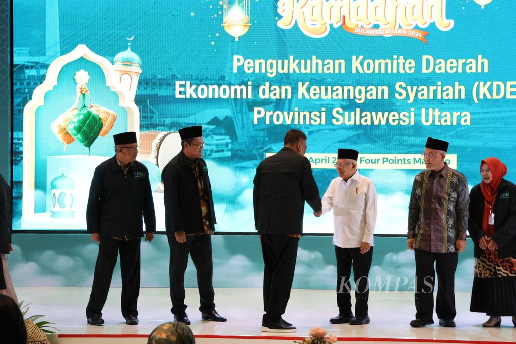 Wakil Presiden Ma'ruf Amin menyalami para pengurus seusai mengukuhkan Komite Daerah Ekonomi dan Keuangan Syariah Provinsi Sulawesi Utara, Kamis (4/4/2024).