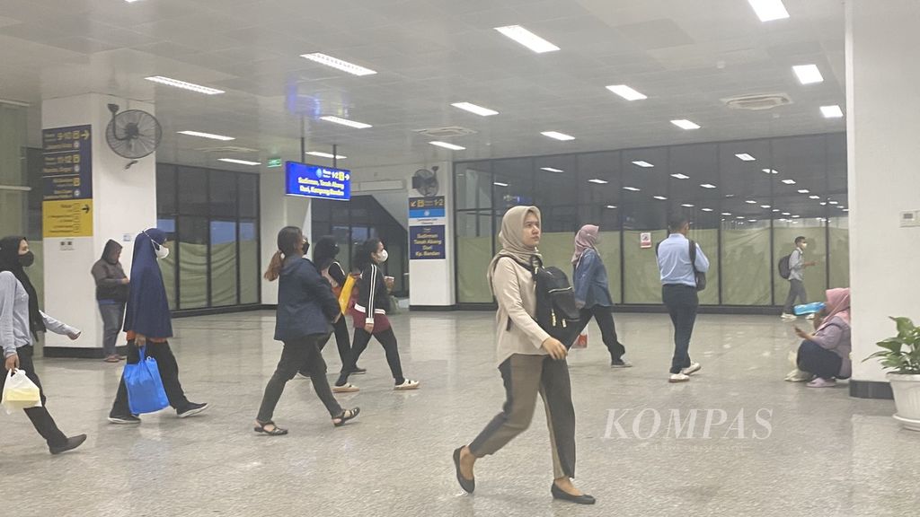 Sejumlah penumpang KRL Jabodetabek menenteng tas pada Rabu (13/3/2024).