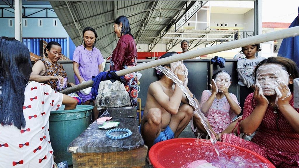 Warga korban gempa di Kota Palu, Sulawesi Tengah, mencuci muka, Oktober 2018.