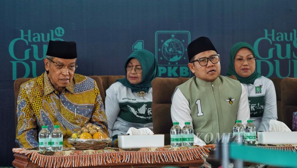 Ketua Umum Partai Kebangkitan Bangsa (PKB) Muhaimin Iskandar (kanan) duduk berdampingan mantan Ketua Pengurus Besar Nahdlatul Ulama (PBNU) Said Aqil Siroj saat acara Haul Ke-14 Gus Dur oleh (PKB) di Kantor DPP PKB, Jakarta, Jumat (4/8/2023).