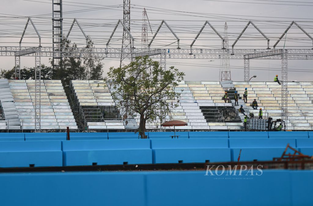 Aktivitas pekerja yang tengah merampungkan pembangunan tribune penonton di proyek Jakarta International E-Prix Circuit di kawasan Pantai Karnaval Ancol, Taman Impian Jaya Ancol, Kecamatan Pademangan, Jakarta Utara, Minggu (15/5/2022).