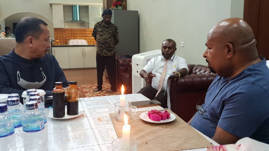 Ketua Komnas HAM Ahmad Taufan Damanik (kiri) bertemu dengan Gubernur Papua Lukas Enembe (kanan) di Jayapura pada Rabu (28/9/2022). Lukas telah ditetapkan sebagai tersangka kasus dugaan gratifikasi senilai Rp 1 miliar oleh Komisi Pemberantasan Korupsi.