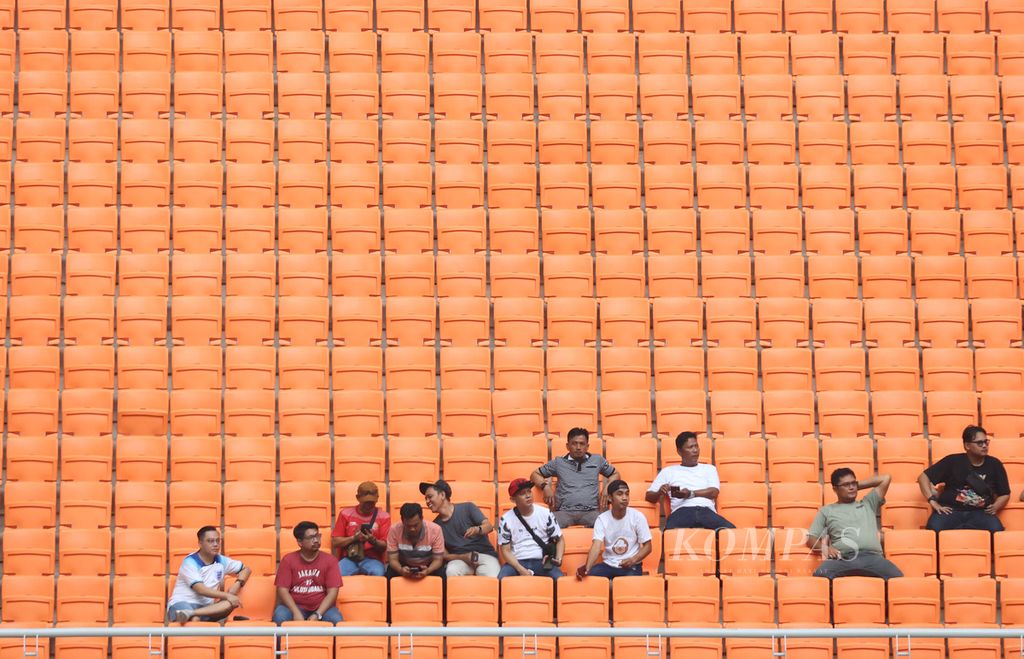 Penonton duduk di tribune saat pertandingan antara Inggris dengan Kaledonia Baru di babak penyisihan Grup C Piala Dunia U-17 2023 di Stadion Internasional Jakarta (JIS), Sabtu (11/11/2023).