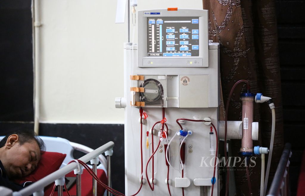 Pasien menjalani cuci darah atau hemodialisis di Klinik Hemodialisis Tidore, Cideng, Jakarta Pusat, pertengahan Januari 2020. 