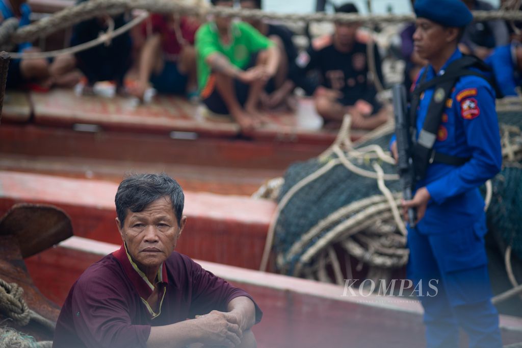 Awak kapal ikan berbendera Vietnam dihadirkan di Batam, Kepulauan Riau, Selasa (2/7/2024). Kapal ikan asing itu ditangkap Kapal Polisi Bisma karena menangkap ikan secara ilegal di Laut Natuna Utara pada 28 Juni 2024.