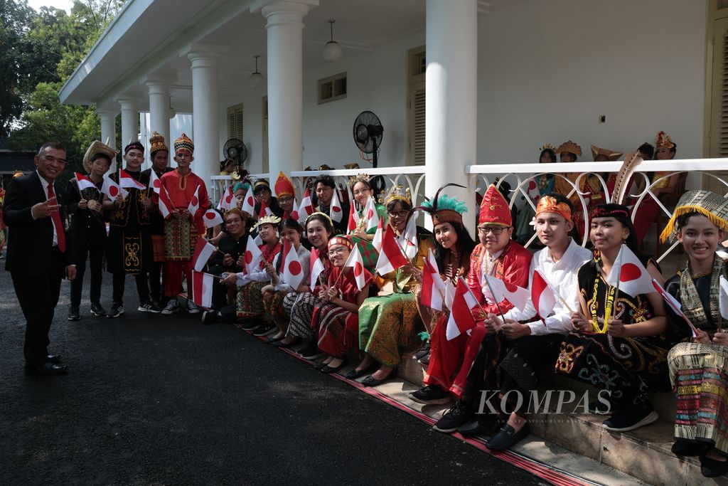 Siswa SMP Mardi Waluya, SMP Mardi Yuana, dan SMP PGRI 5 Bogor bersiap menyambut kunjungan kenegaraan Kaisar Jepang Naruhito dan Permaisuri Masako di Istana Kepresidenan Bogor, Senin (19/6/2023).