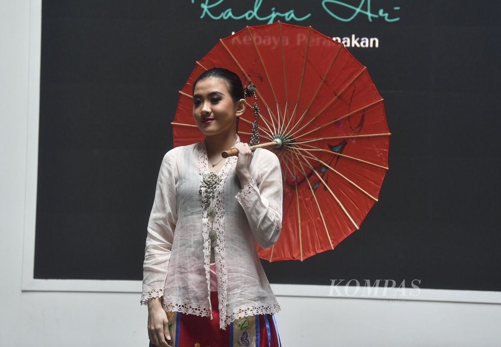 Model membawakan busana kebaya peranakan kreasi Radja Art dalam Hadiprana Fashion Festival 2023 di Mitra Hadiprana, Jakarta, Selasa (28/3/2023).