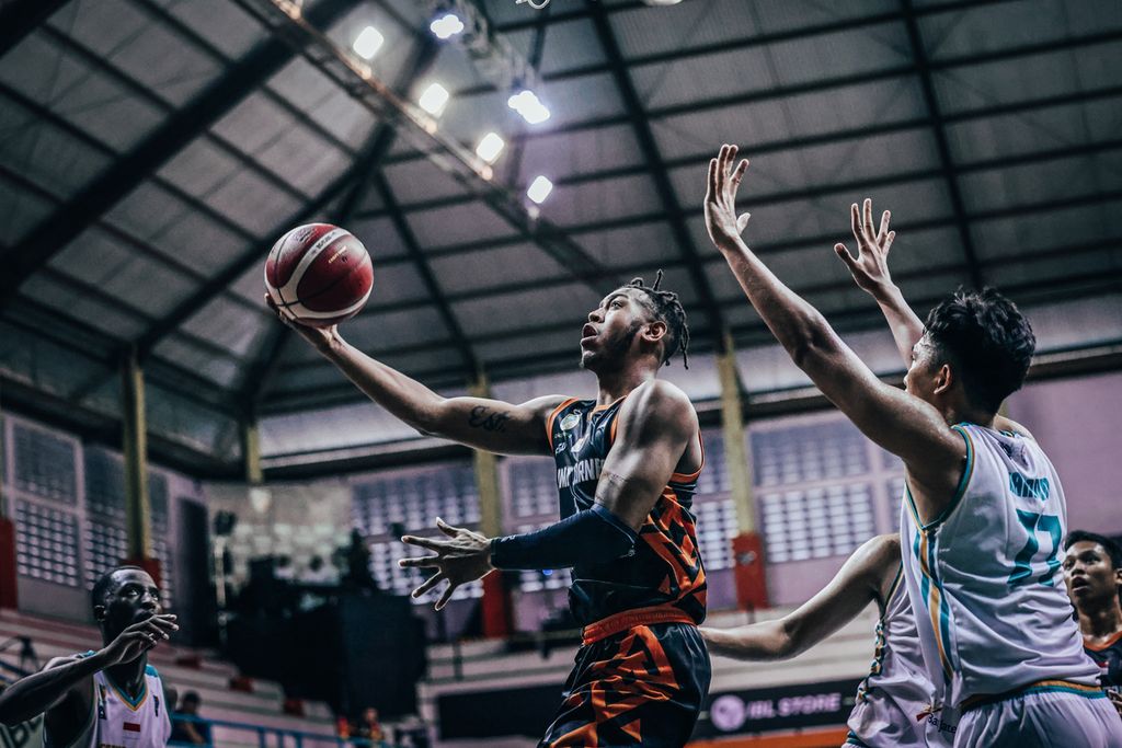 Pemain asing Bumi Borneo Basketball Pontianak, Randy Bell (tengah), berupaya memasukkan bola ke jala Satya Wacana Salatiga pada laga putaran pertama IBL 2023 di GOR Merpati, Denpasar, Bali, Kamis (19/1/2023). Bell menyumbang 22 poin, 8 <i>rebound</i>, dan 6 asis.