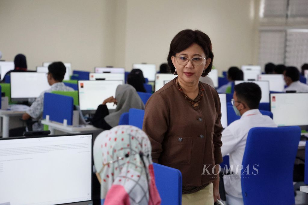 Rektor Universitas Gadjah Mada (UGM) Ova Emilia meninjau pelaksanaan Ujian Tulis Berbasis Komputer di UGM, Yogyakarta, Senin (8/5/2023). 