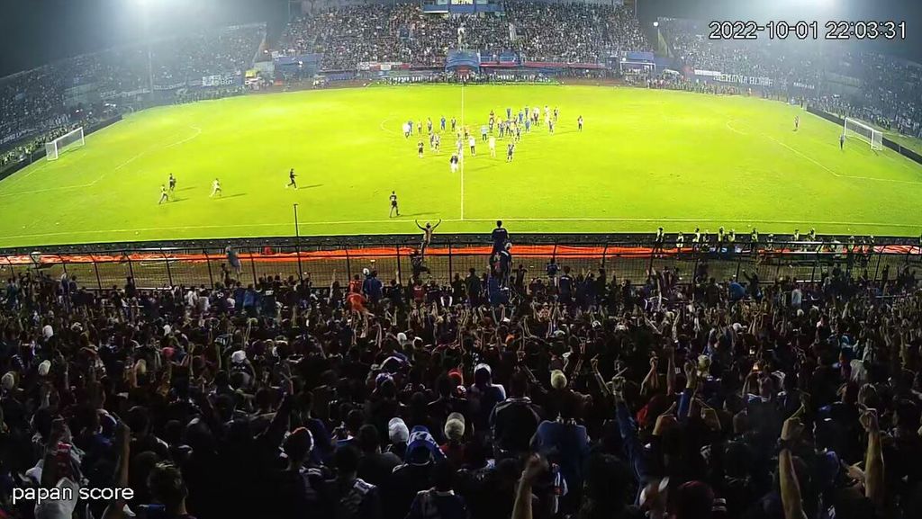 Kamera pemantau (CCTV) dari tribune duduk sisi timur merekam tiga penonton yang masuk ke lapangan permainan diikuti dua petugas keamanan di Stadion Kanjuruhan, Sabtu (1/10/2022).