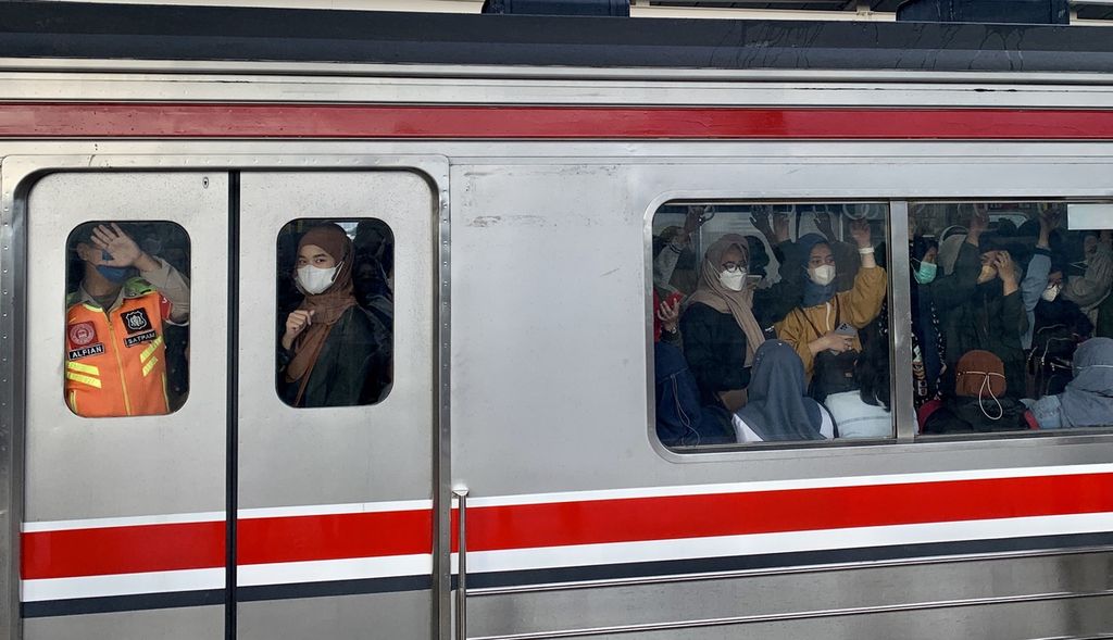 Kepadatan penumpang di Stasiun Transit Manggarai, Jakarta Selatan, saat jam sibuk, Rabu (12/4/2023) sore. Kepadatan paling parah terjadi di peron 12 dan 13, yakni tujuan akhir Stasiun Bogor.