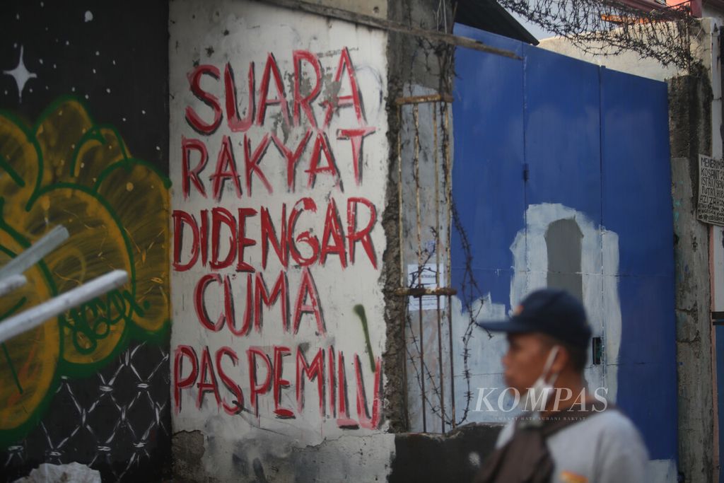 Coretan aspirasi masyarakat tentang pemilu tertulis di kawasan Cempaka Putih, Jakarta, Sabtu (18/6/2022). Memasuki dua tahun menjelang tahun pemliu, mesin-mesin politik mulai bekerja dan sering kali mengatasnamakan kepentingan rakyat. 