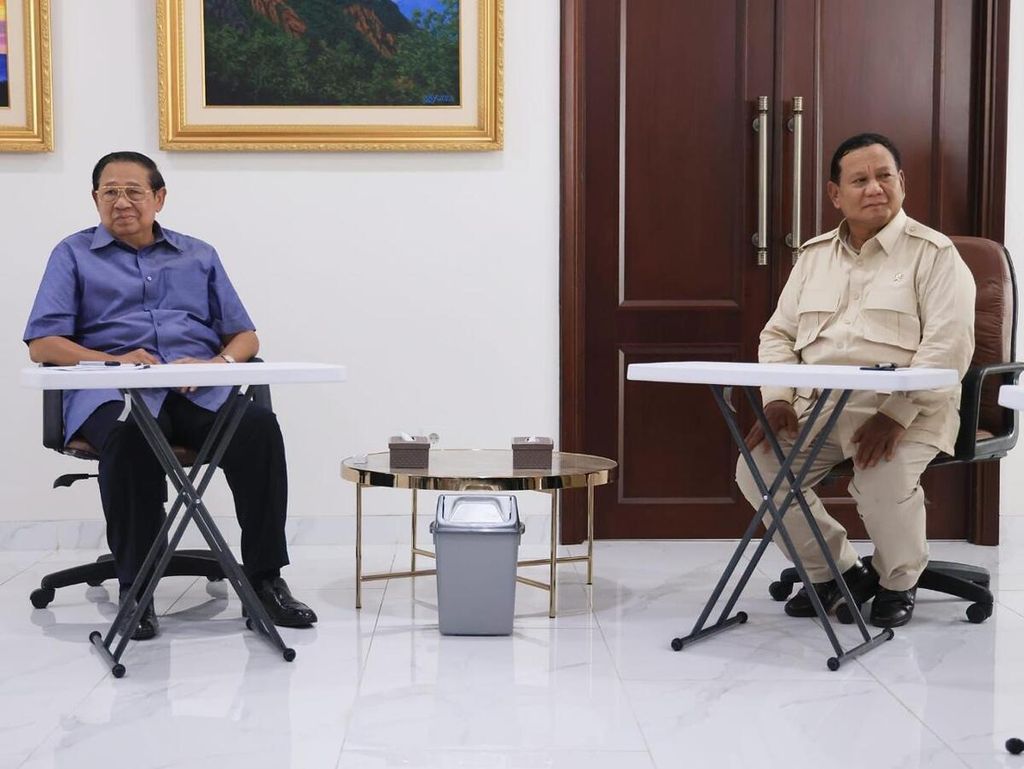 Calon presiden nomor urut 2, Prabowo Subianto, menemui Presiden ke-6 RI yang juga Ketua Majelis Tinggi Partai Demokrat Susilo Bambang Yudhoyono, Sabtu (17/2/2024), di Museum dan Galeri SBY-Ani di Kabupaten Pacitan, Jawa Timur.