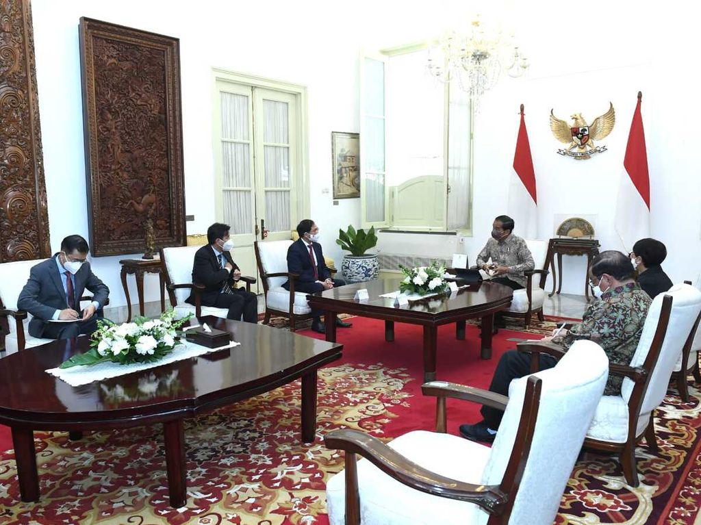 Presiden Joko Widodo menerima kunjungan kehormatan Menteri Luar Negeri Vietnam Bui Thanh Son dan delegasi di Istana Merdeka, Jakarta, Rabu (20/7/2022).