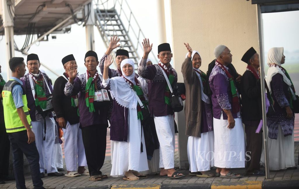 Prospective hajj pilgrims from Kloter 3 at the Surabaya embarkation, originating from Bojonegoro Regency, wave their hands before boarding the plane at Juanda Surabaya Airport in Sidoarjo, East Java, on Sunday (12/5/2025).