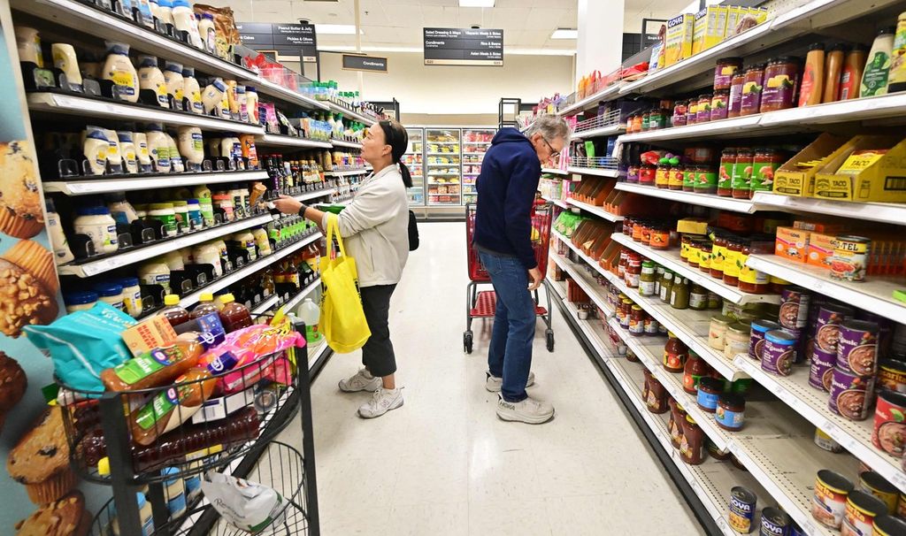 Warga berbelanja di sebuah toko ritel di Rosemead, California, AS, 19 Januari 2024. Sejak April 2021 dengan angka inflasi 4,2 persen, angka inflasi bulanan di ASjika dibandingkan dengan 12 bulan sebelumnya—tidak pernah di bawah 3 persen. 