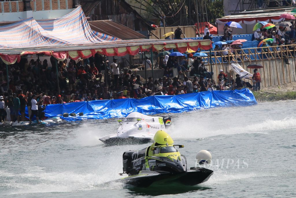 Penonton menyaksikan sesi latihan 1 (<i>free practice</i> 1) Kopiko F1 Power Boat Lake Toba di Balige, Kabupaten Toba, Sumatera Utara, Sabtu (25/2/2023). Pengunjung dari berbagai daerah menikmati perhelatan balap perahu motor paling bergengsi di dunia itu. 