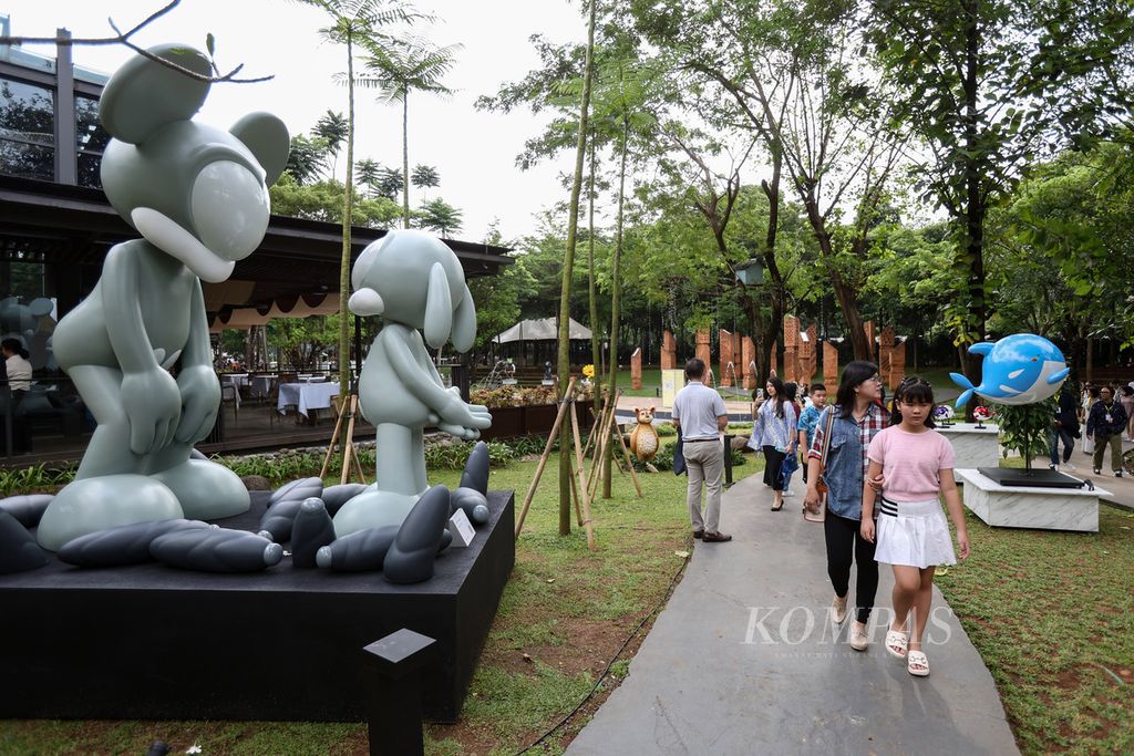 Para pengunjung berjalan di antara karya seni yang dipamerkan di pameran Art Jakarta Gardens 2024 di Hutan Kota by Plataran, Jakarta, Selasa (23/4/2024). 