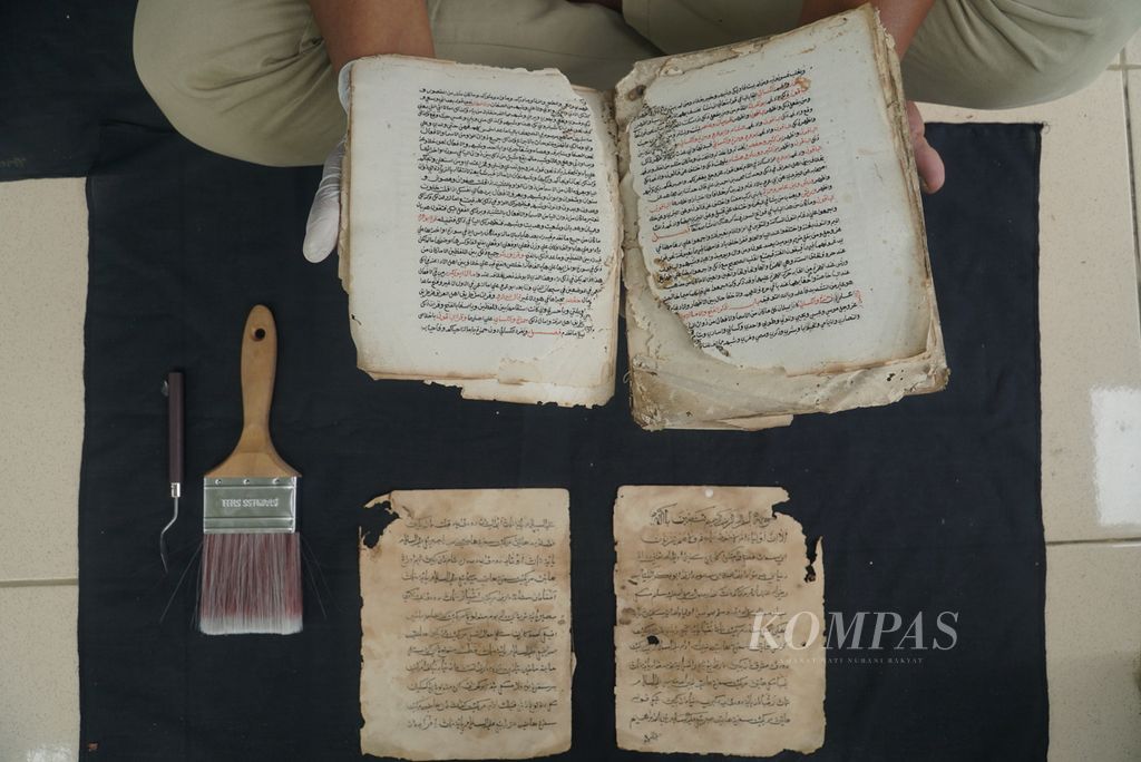 Pegiat konservasi naskah kuno menunjukkan manuskrip peninggalan Syekh Abdul Latif Syakur (1882-1963) asal Nagari Balai Gurah, Agam, yang akan didigitalisasi di Padang, Sumatera Barat, Selasa (18/7/2023). 
