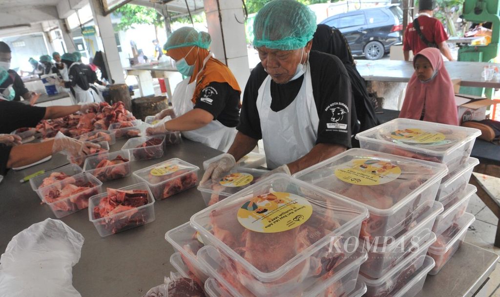 Petugas pengepakan di RPH Pegirian, Surabaya, Kamis (29/6/2023). Pengelola RPH tersebut menyediakan hewan dan jasa pemotongan bagi warga atau instansi yang akan berkurban pada Idul Adha. Jasa termasuk pemeriksaan daging layak dibagikan dan dikomsumsi. Jasa pemotongan hingga pengepakan daging kurban sapi dikenai biaya Rp 2,5 juta,  sementara untuk kambing Rp 300.000. Sapi dipotong hingga pencacahan membutuhkan waktu 30 menit. 