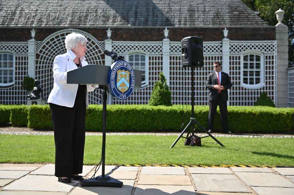 Menteri Keuangan Amerika Serikat Janet Yellen memberikan keterangan pers di Winfield House di London, Inggris, 5 Juni 2021, setelah menghadiri pertemuan Para Menteri Keuangan G7. (Photo by JUSTIN TALLIS / POOL / AFP)