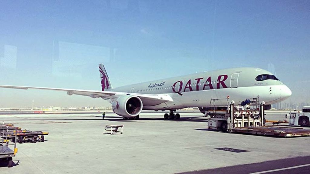 Sebuah pesawat Qatar Airways parkir di Bandara Internasional Hamad di Doha, Qatar, Selasa (6/6/2017).