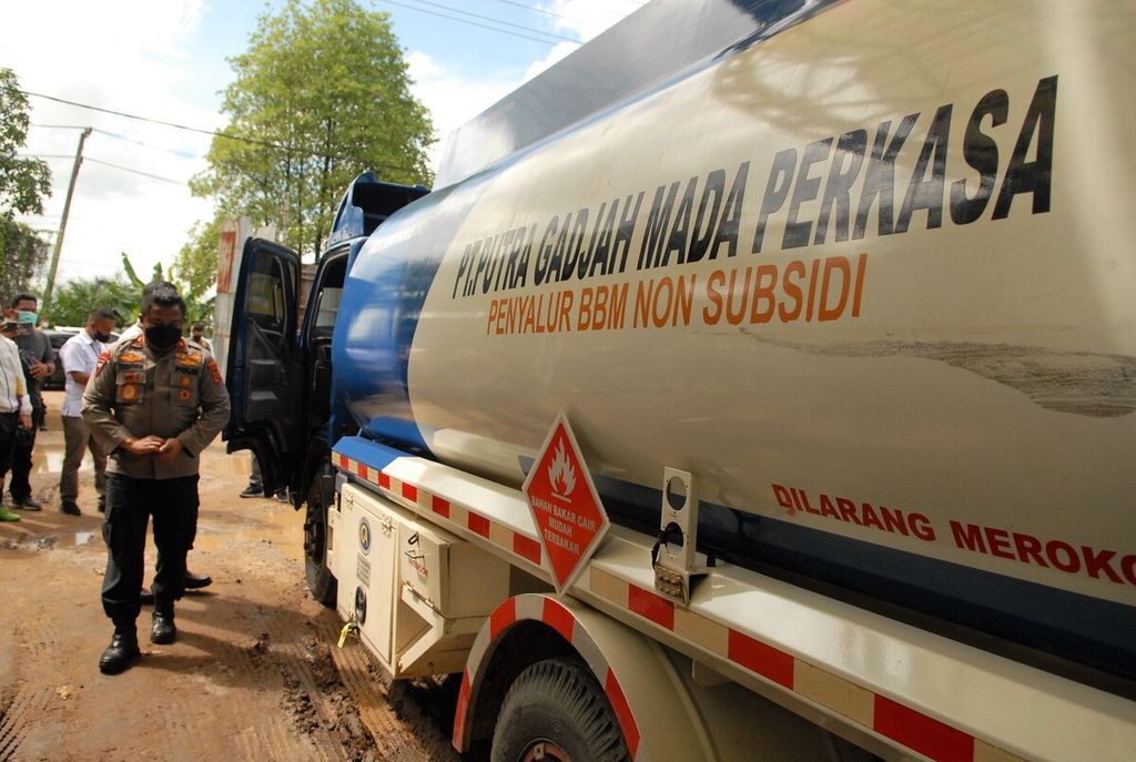 Aparat Kepolisian Daerah Jambi mendapati kendaraan transportir minyak untuk industri terparkir di sebuah tempat usaha pengoplosan minyak ilegal di Mendalo Darat, Muaro Jambi, Rabu (3/11/2021). Dalam tempat itu, lebih dari 40 wadah bermuatan masing-masing 1.000 liter dan sejumlah tangki bermuatan lebih besar dimanfaatkan untuk menampung bahan bakar minyak yang dioplos dengan minyak tambang ilegal.