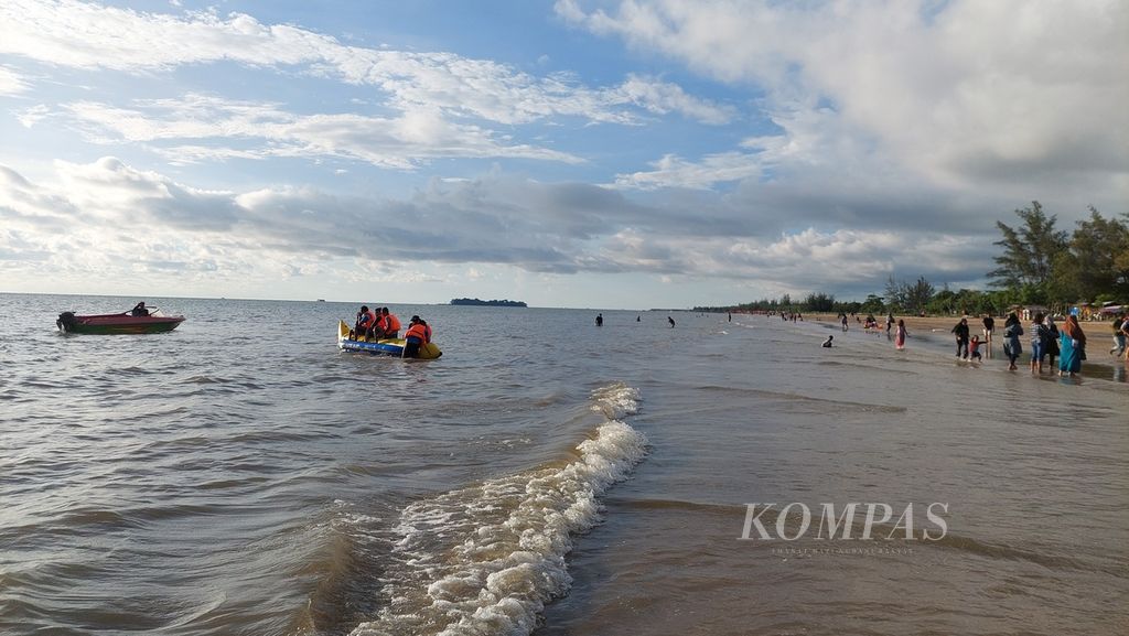 Warga menikmati libur Lebaran di Pantai Batakan Lama, Kecamatan Panyipatan, Tanah Laut, Kalimantan Selatan, Kamis (5/5/2022). Pantai menjadi salah satu obyek wisata unggulan Tanah Laut.