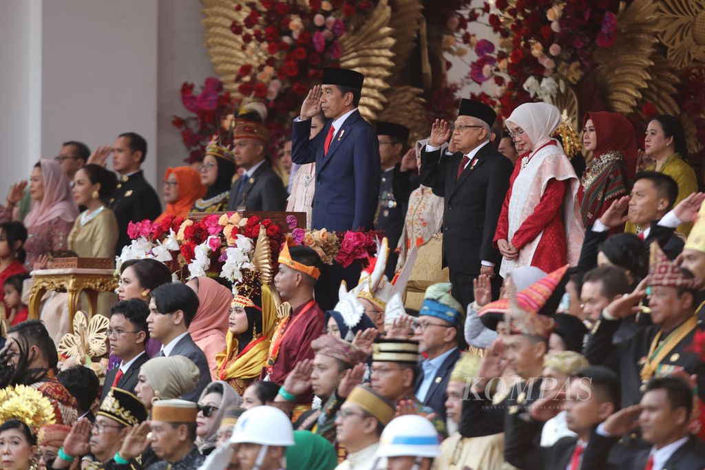 Presiden Joko Widodo dan Wakil Presiden Maruf Amin saat mengikuti upacara penurunan bendera negara, Sang Merah Putih, di halaman Istana Merdeka, Jakarta, Kamis (17/8/2023). 