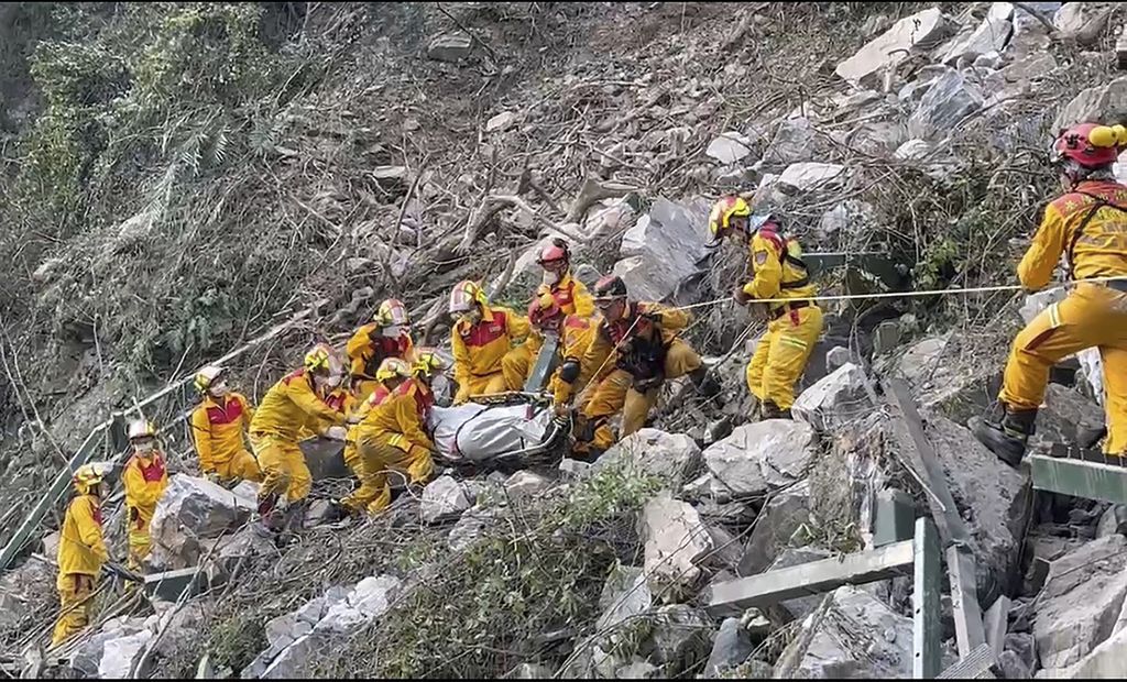 Sejumlah petugas pemadam kebakaran Kota Pingtung tengah mengevakuasi korban tewas akibat gempa di Taman Nasional Taroko, kota Hualien, Taiwan, Kamis (4/4/2024). 