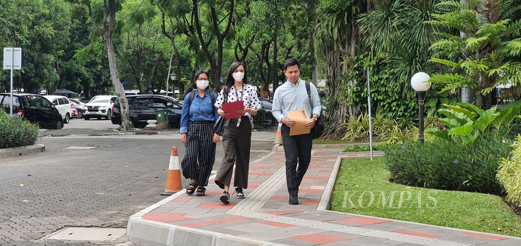 Beberapa aktivis Kontras berjalan menuju Gedung 1 Kementerian Sekretariat Negara, Jakarta, Senin (4/3/2024), untuk memasukkan surat permohonan informasi terkait alasan pemberian pangkat Jenderal Kehormatan bagi Prabowo Subianto.