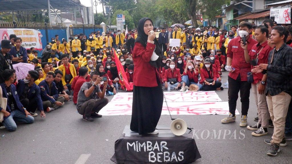 Mahasiswa Universitas Lambung Mangkurat menggelar aksi mimbar bebas di depan Gedung Kejaksaan Tinggi Kalimantan Selatan di Banjarmasin, Kamis (27/1/2022).  